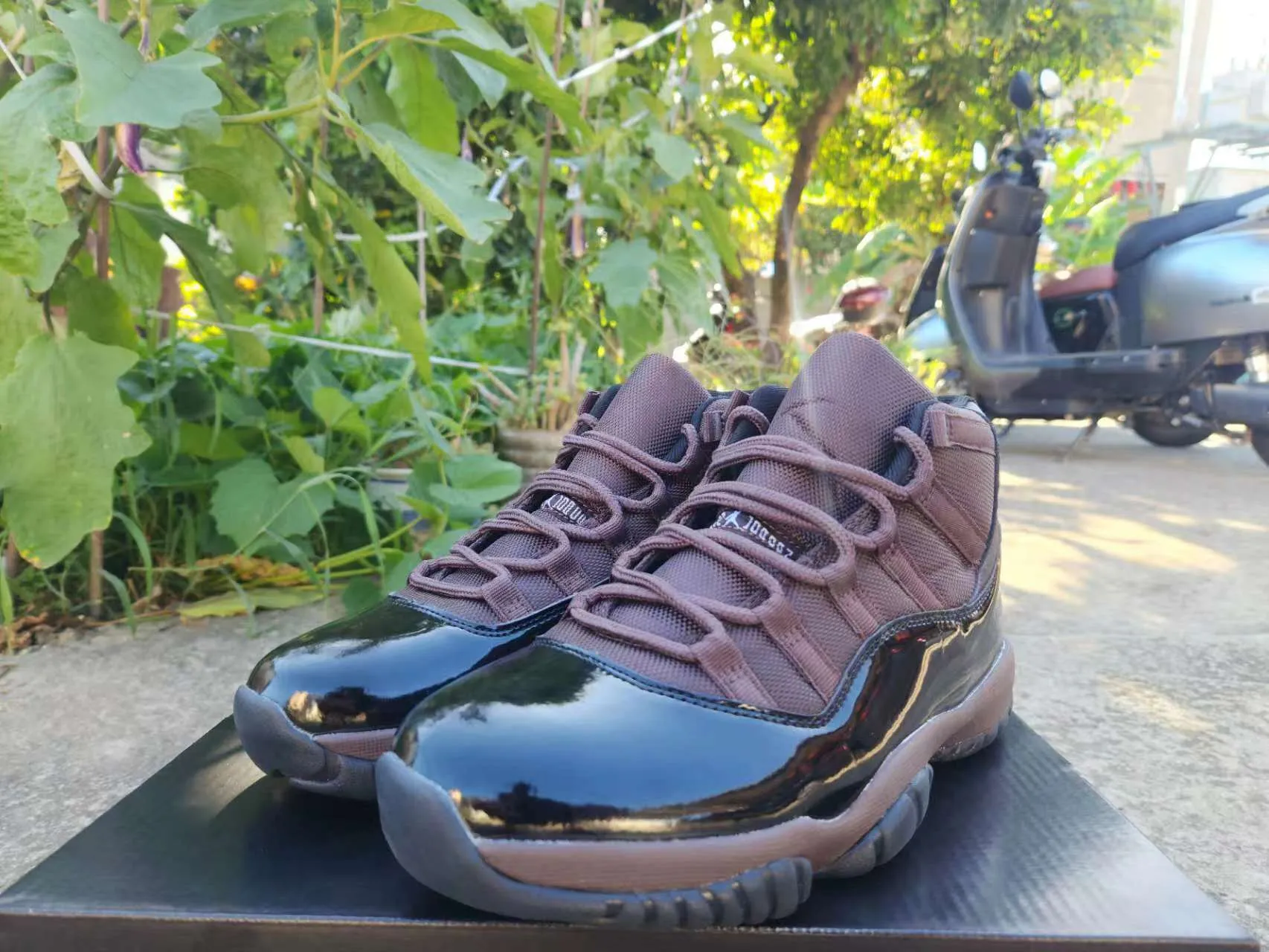 JORDAN 11 Brown