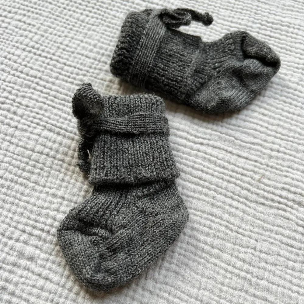 Newborn socks - 100% Organic wool - Dark grey